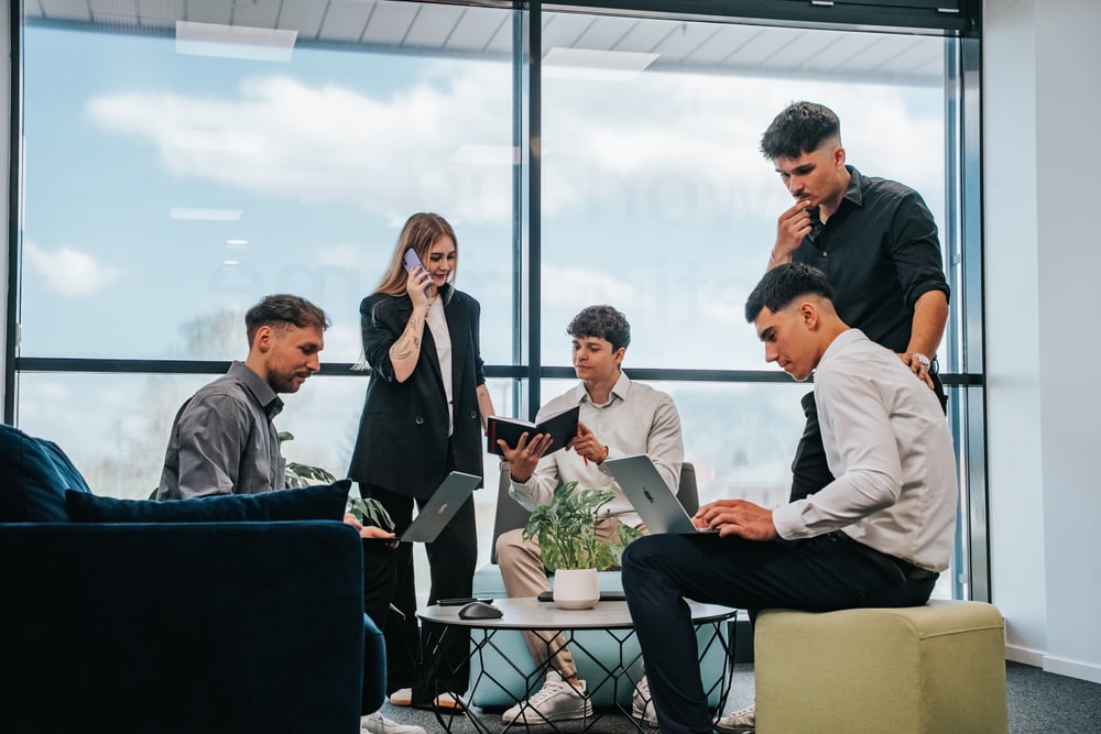 Das EasyPlusMedia-Team im Büro in Klagenfurt