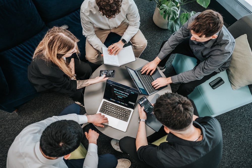 Das EasyPlusMedia-Team im Büro in Klagenfurt