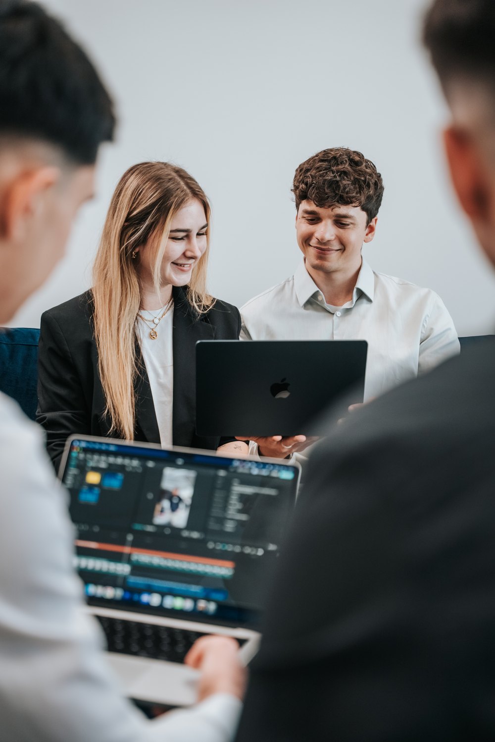 Zwei Kollegen arbeiten gemeinsam an Kampagnen am Laptop