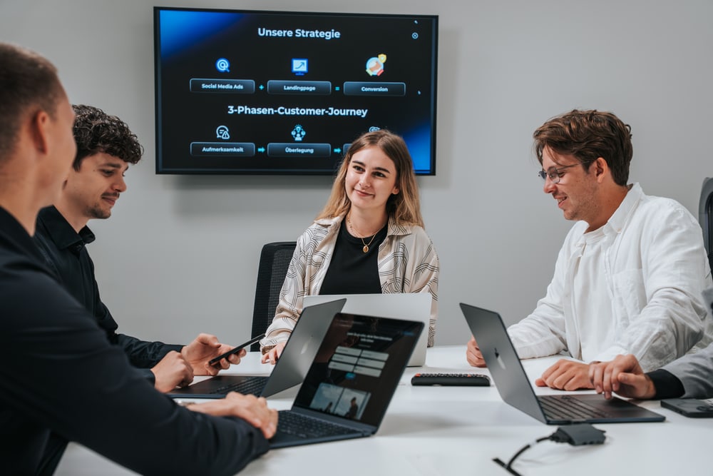 Kundengespräch im Besprechungsraum von EasyPlusMedia