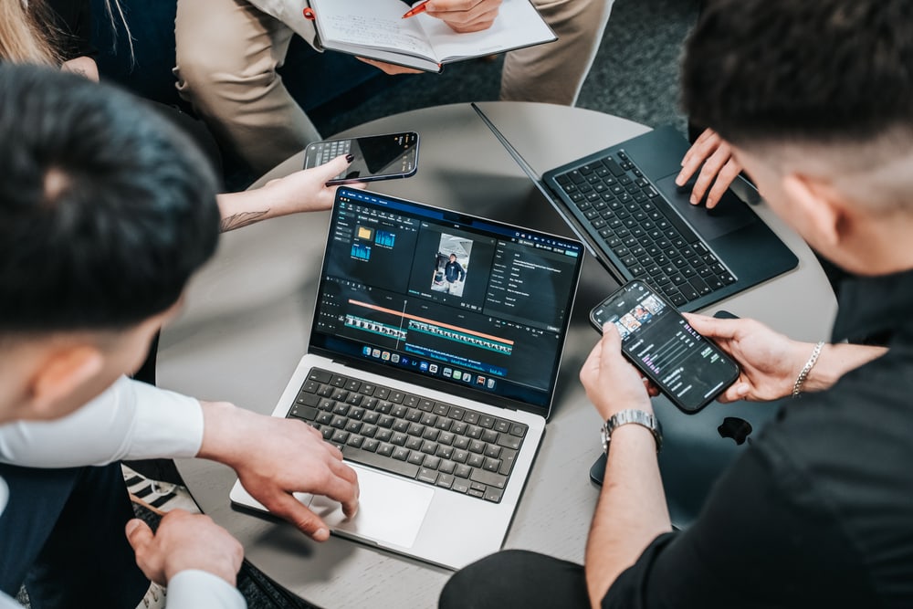 Videoschnitt am Arbeitsplatz bei EasyPlusMedia